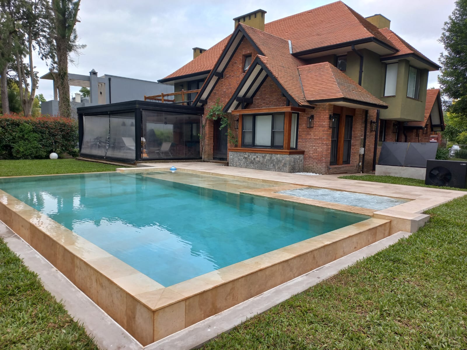 Piscina de lujo con diseño moderno